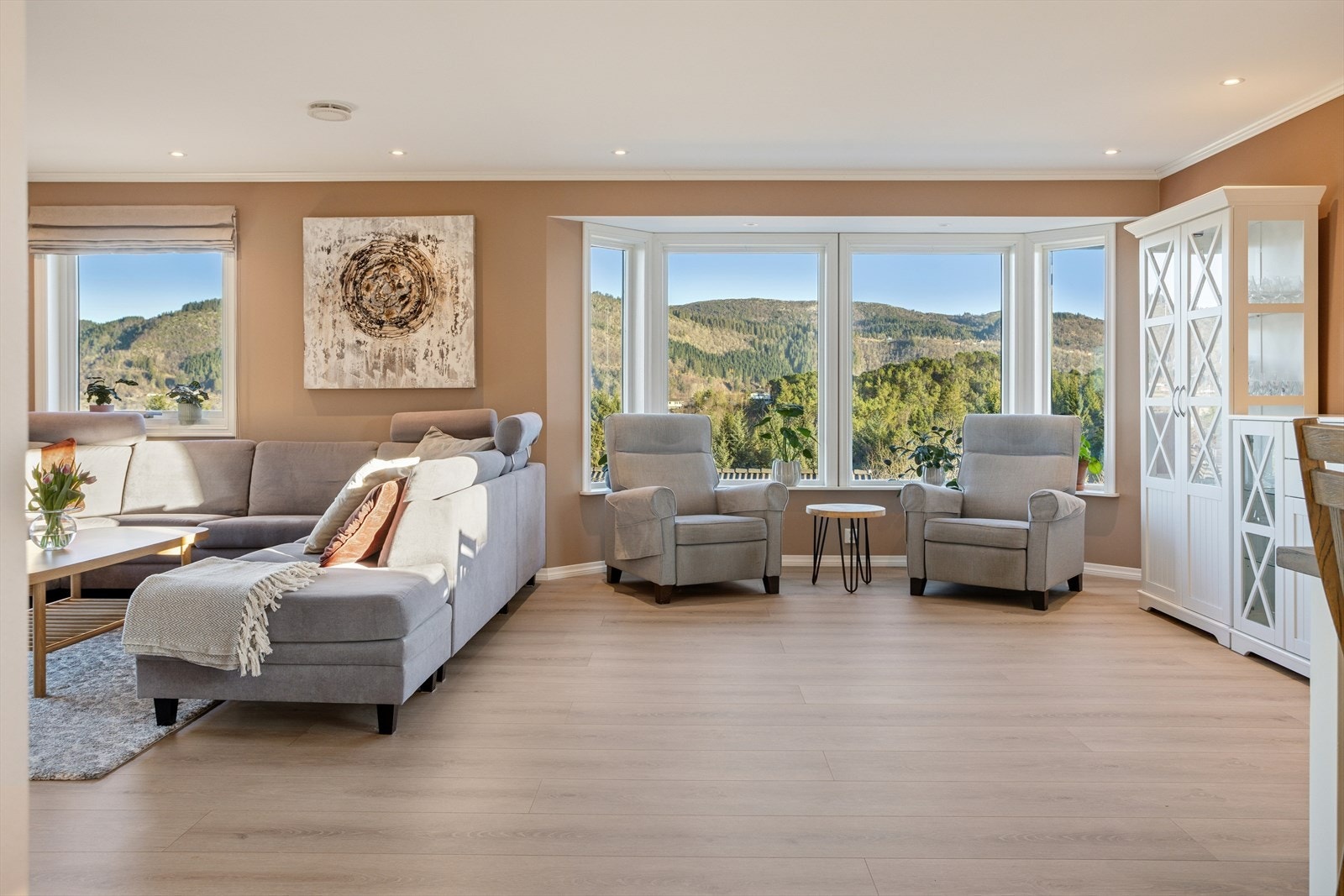 Stuen har store vindusflater som gir rikelig med lys og utsikt mot nærområdet. Galleribilde