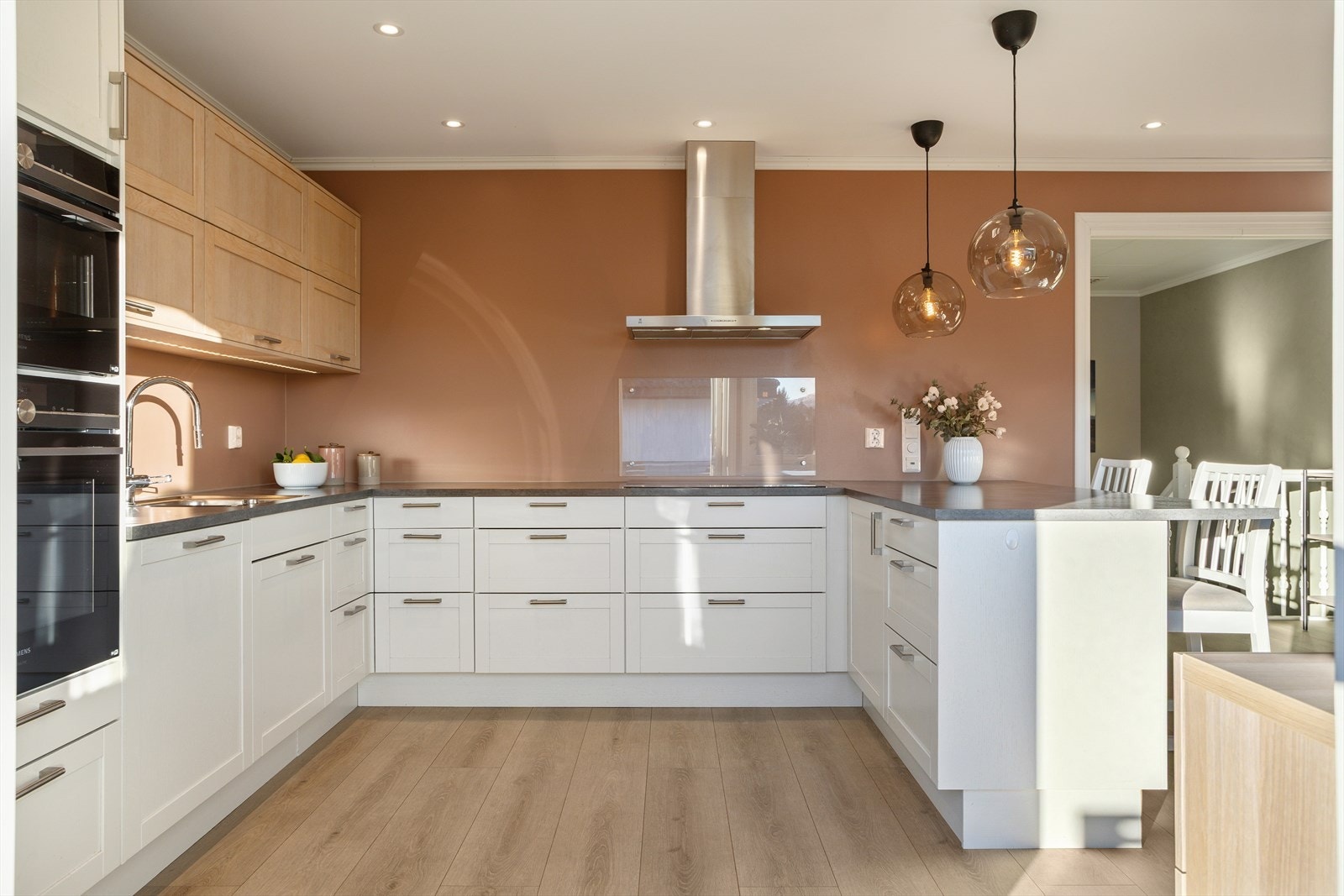 Innredningen er utstyrt med integrert dampovn, kombiovn, induksjonstopp og kjøleskap. Galleribilde