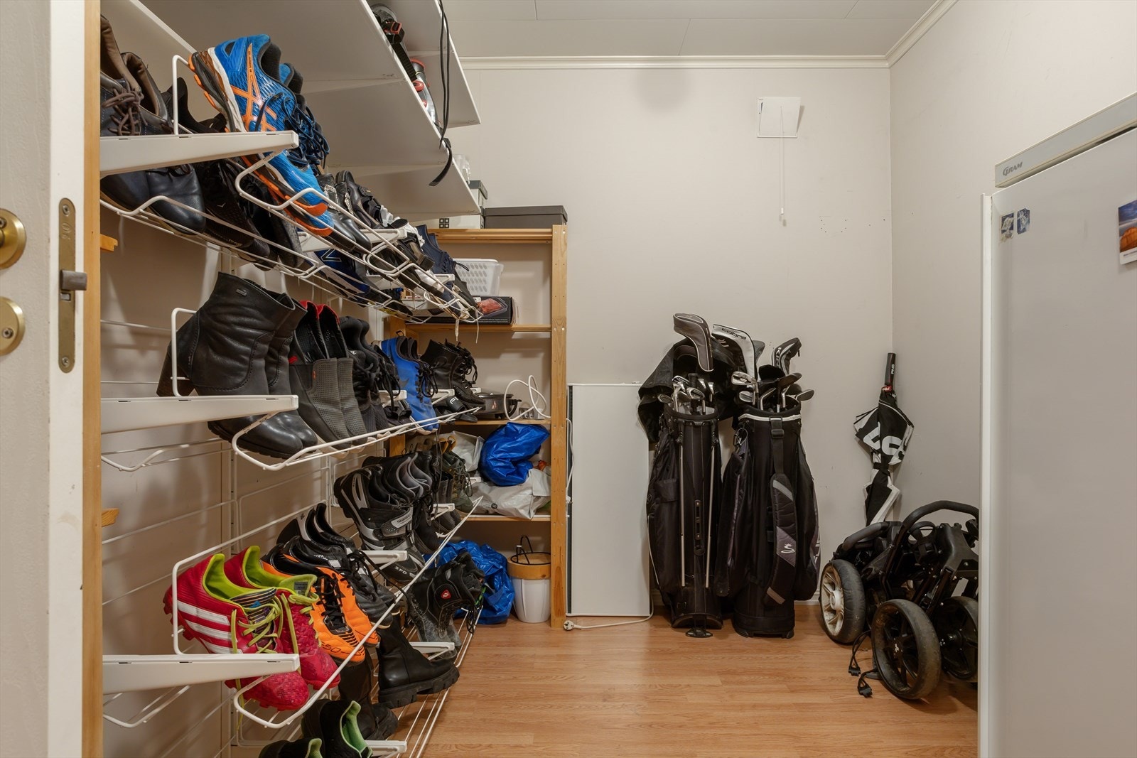 Boligen har rikelig med lagringsplass, inkludert to innvendige boder i underetasjen. Galleribilde