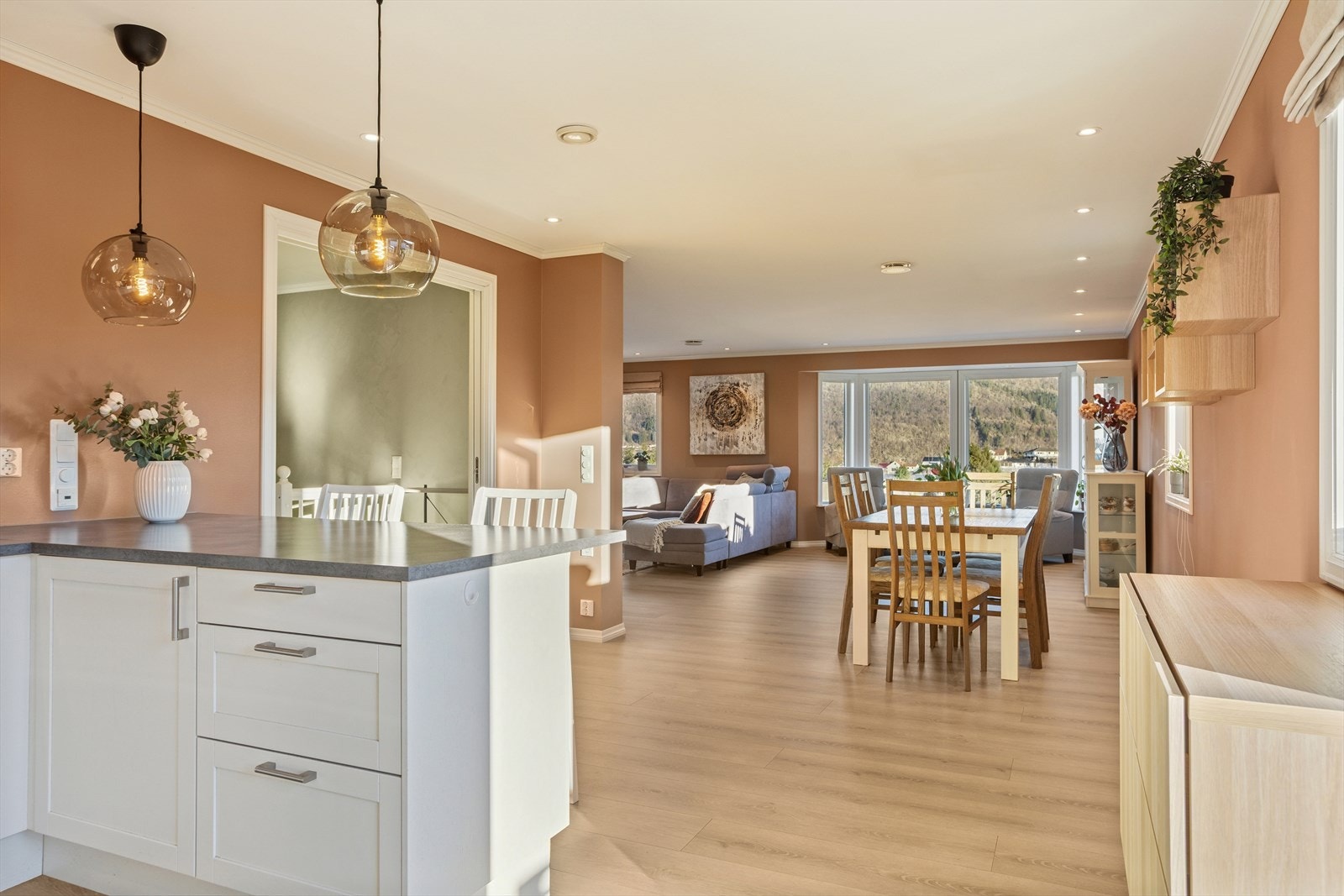 Hovedplanet har en åpen og sosial planløsning på over 61 m² mellom stue og kjøkken. Galleribilde