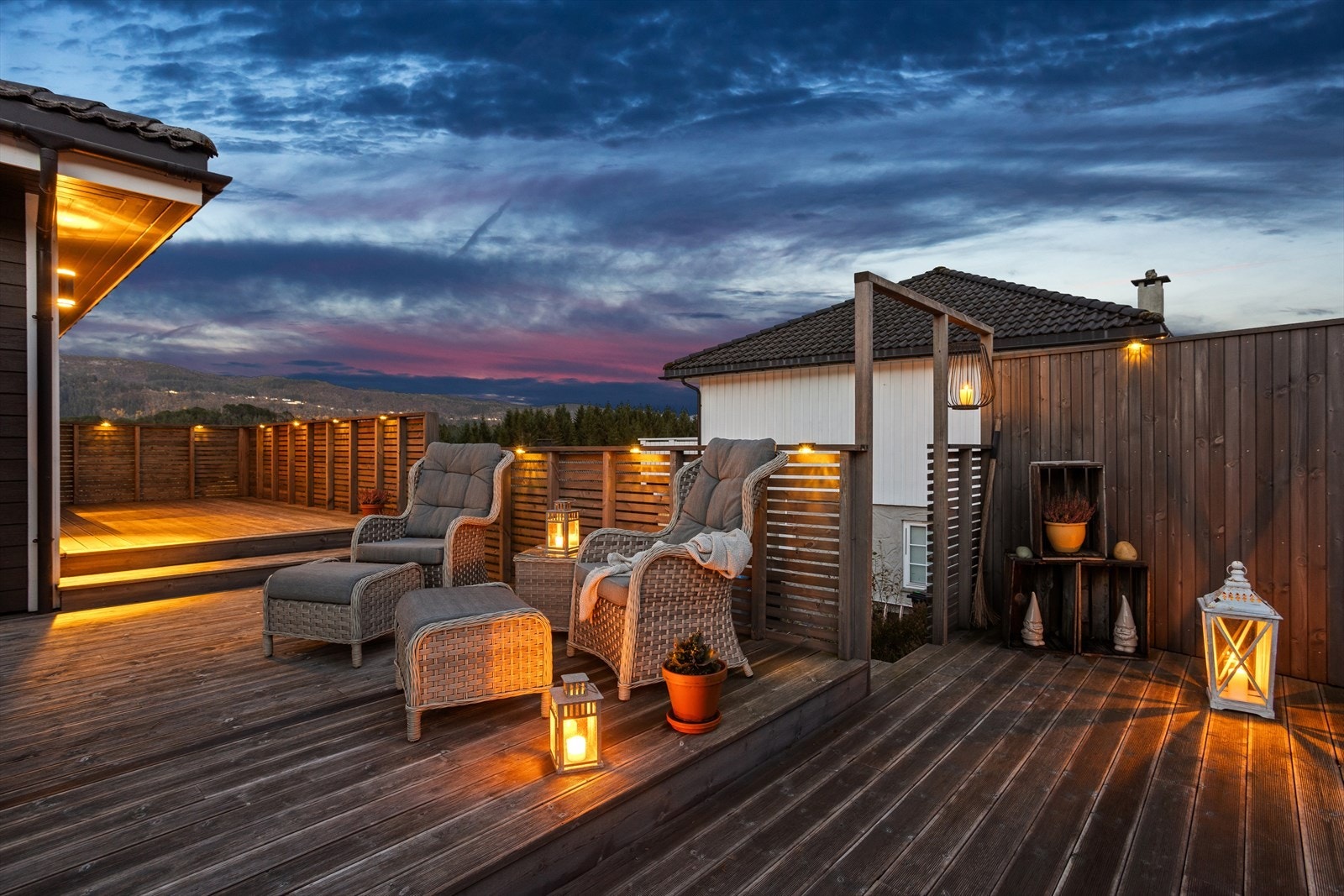 Terrasseplattingen ble oppgradert med nye Møreroyal terrassebord i 2019-20. Galleribilde