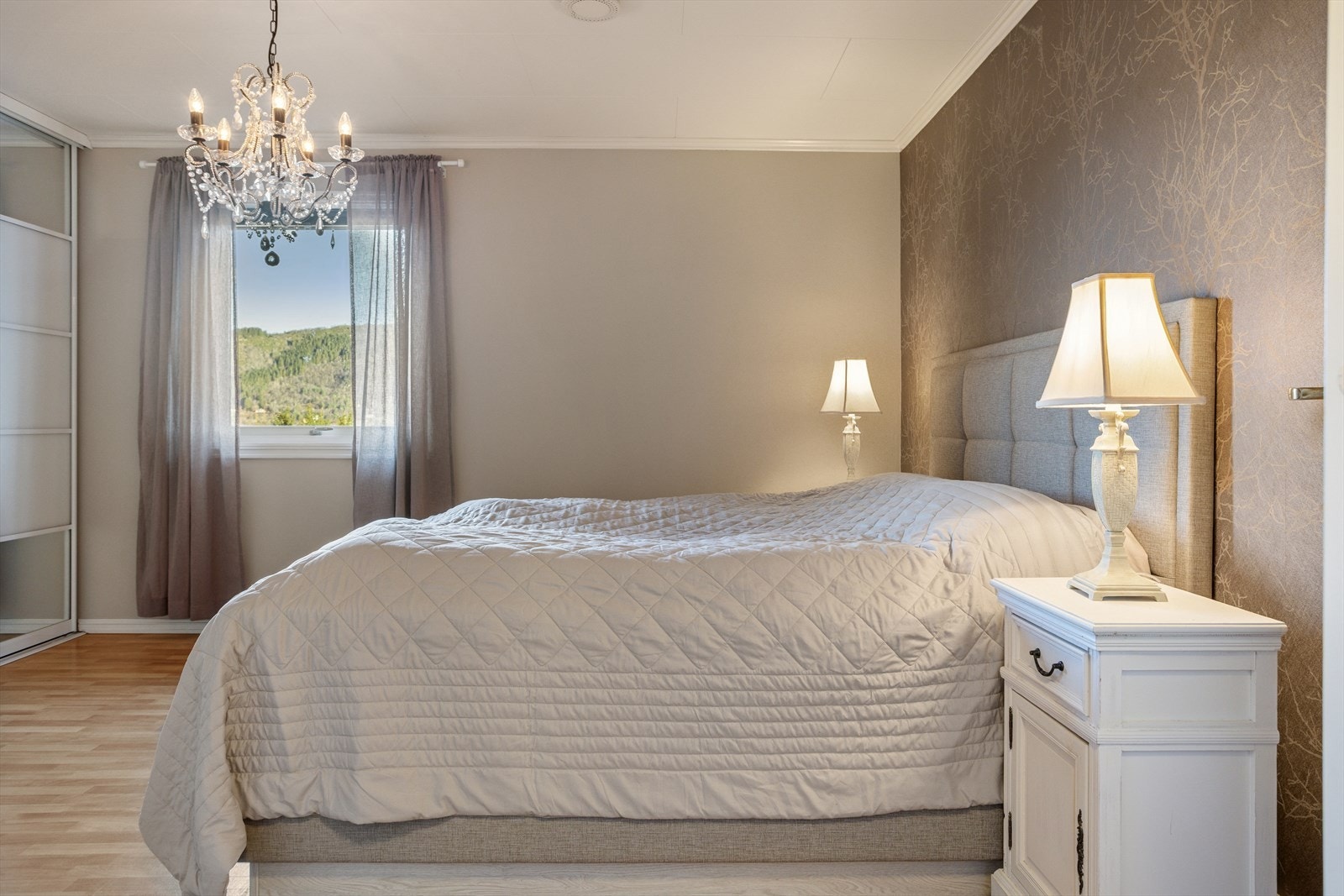 Rommet har god plass til dobbeltseng og tilhørende møblement. Galleribilde