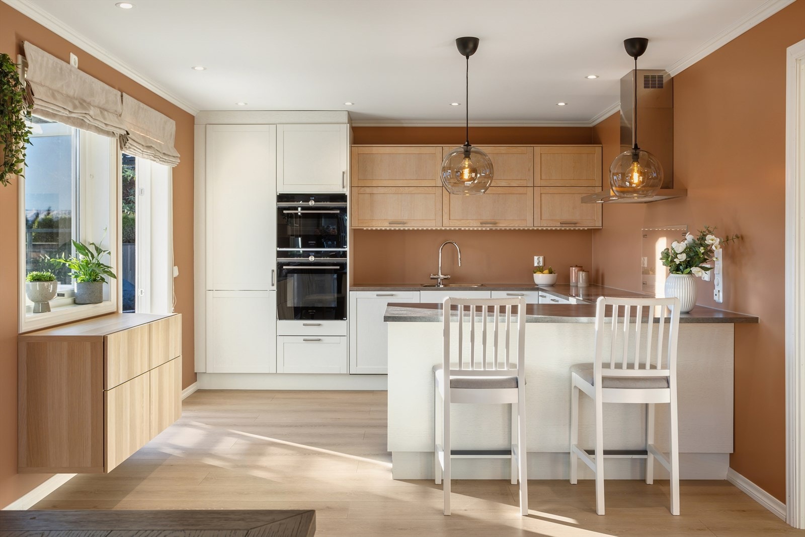 Kjøkkenet har en flott Sigdal-innredning fra 2018 i hvit utførelse og lys eik. Galleribilde