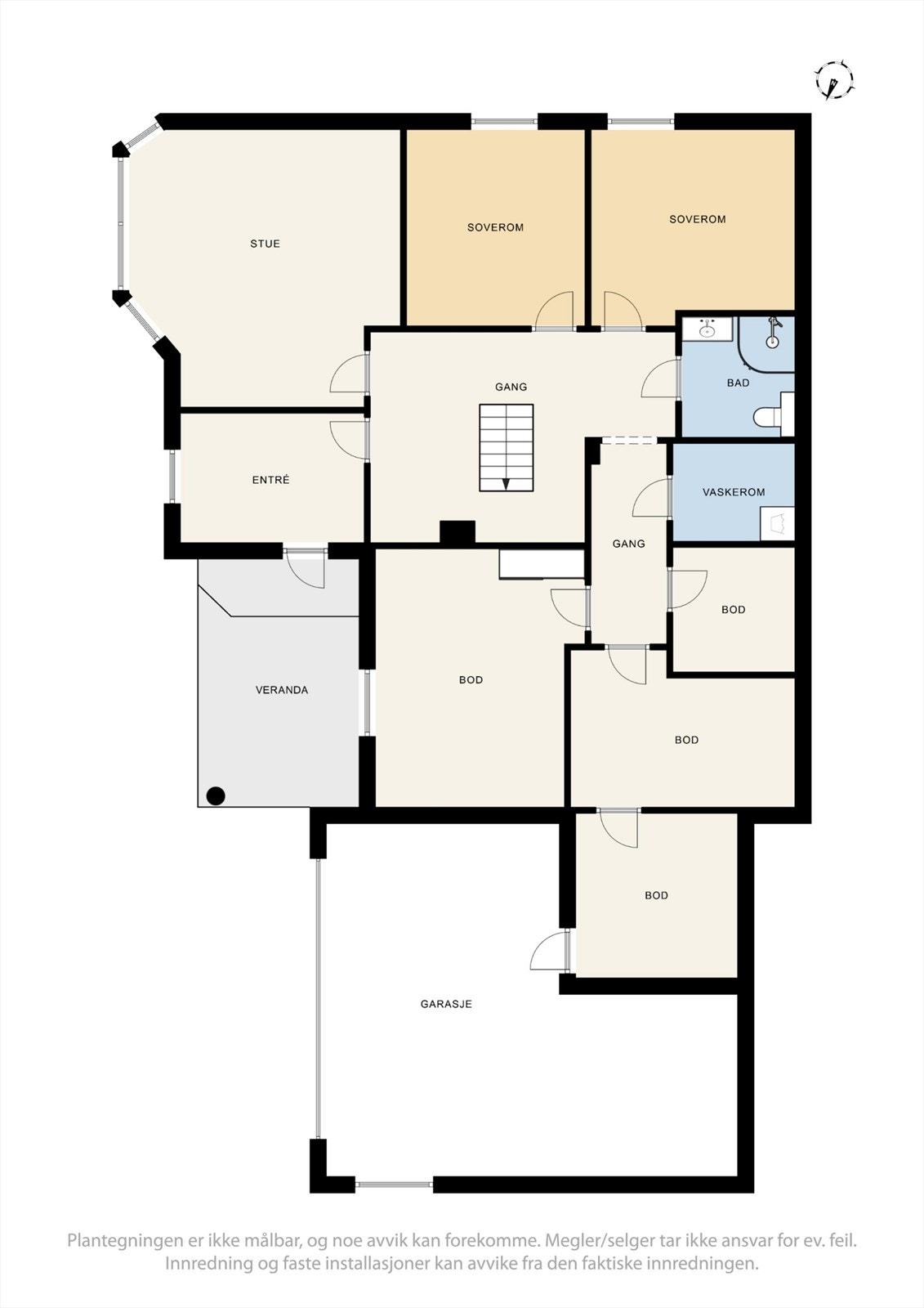 Underetasjen har en praktisk planløsning med entré, hall, to soverom, et disponibelt rom, bad og flere boder. Galleribilde