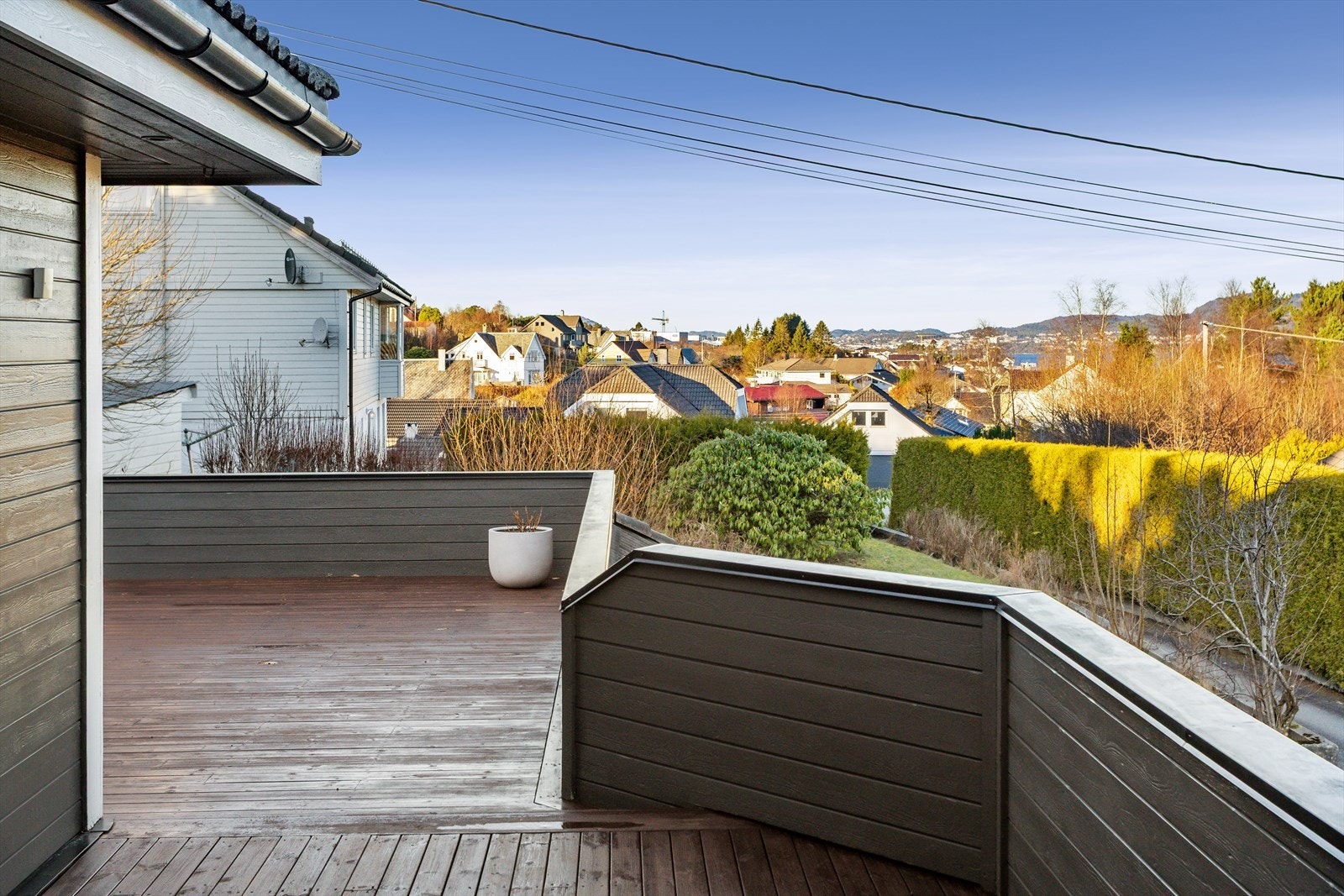 Fra eiendommen er det utsikt over det etablerte boligområdet. Galleribilde