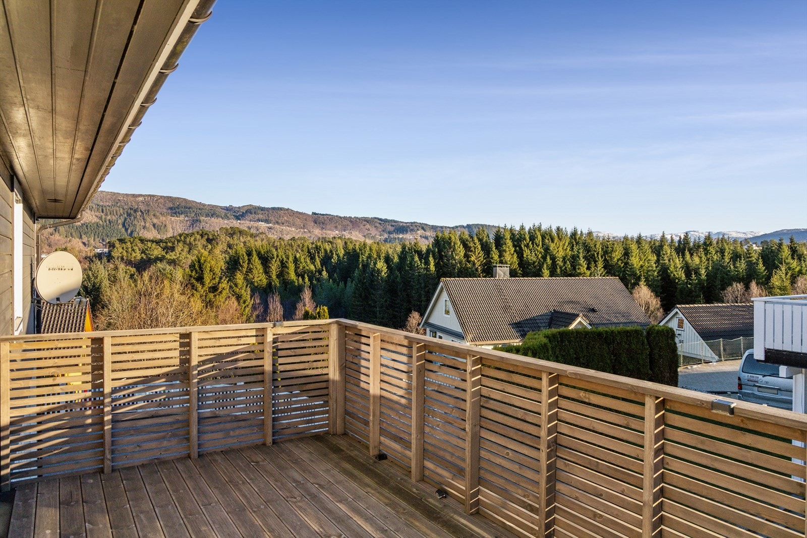 Terrassen mot nord-øst gir en fin plass for å nyte omgivelsene. Galleribilde