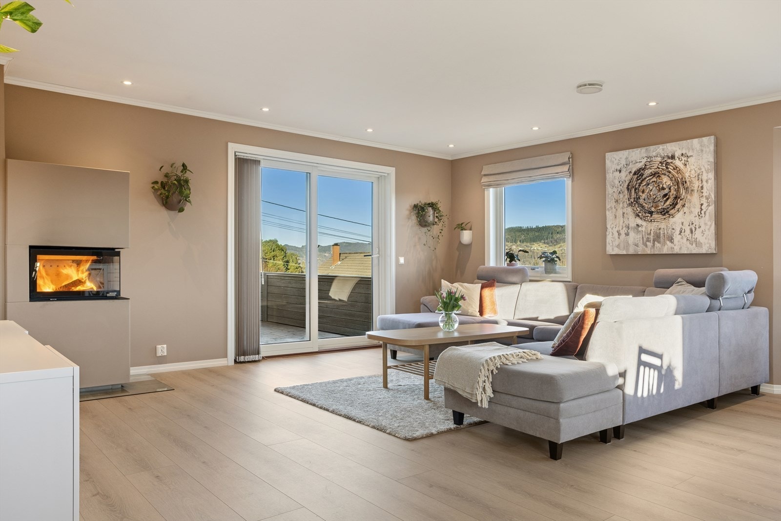 Laminatgulv fra 2018 strekker seg gjennom hele oppholdsrommet og gir et helhetlig inntrykk. Galleribilde