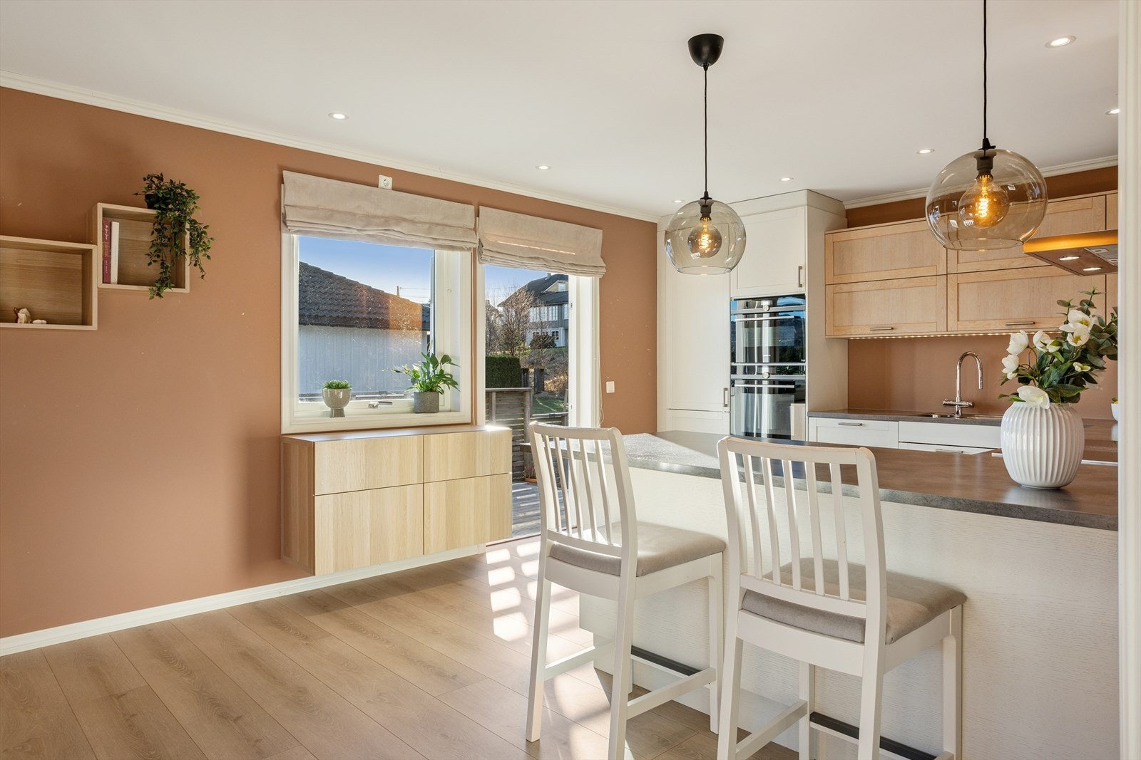 En praktisk kjøkkenøy med barløsning og grå laminat benkeplate. Galleribilde