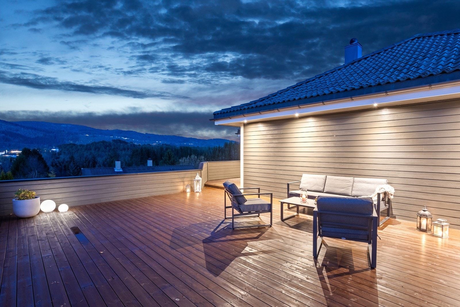 Den nord-vestvendte takterrassen over garasjen er en av boligens flotte uteplasser. Galleribilde