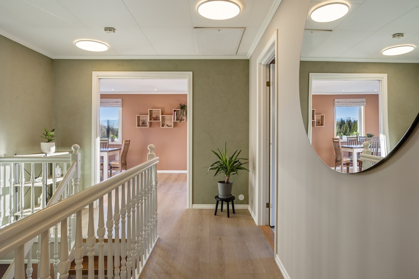 Etasjen har en lys og koselig gang som binder rommene sammen. Galleribilde