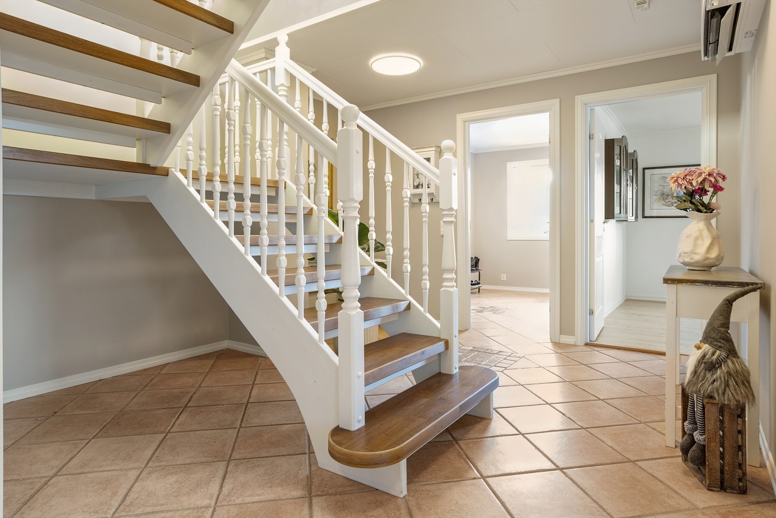 Hallen er utstyrt med en luft-til-luft varmepumpe fra 2017 som bidrar til effektiv oppvarming. Galleribilde