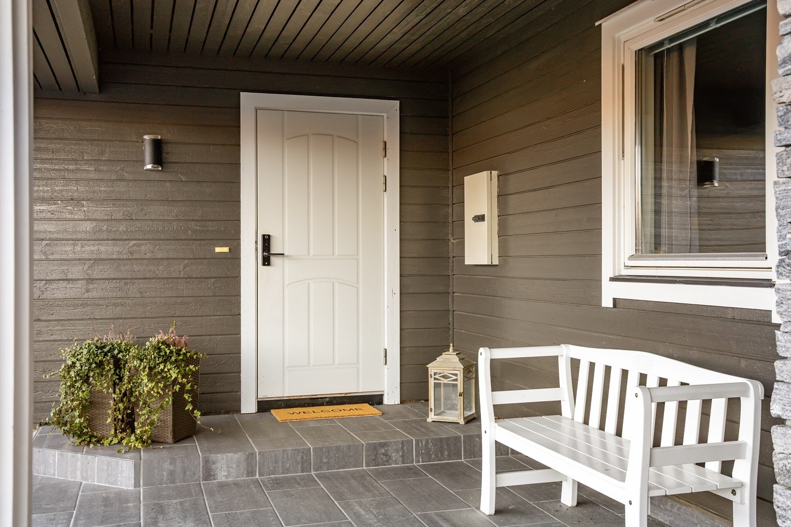 Ytterdøren er fra byggeår og utstyrt med kodelås for enkel adkomst. Galleribilde