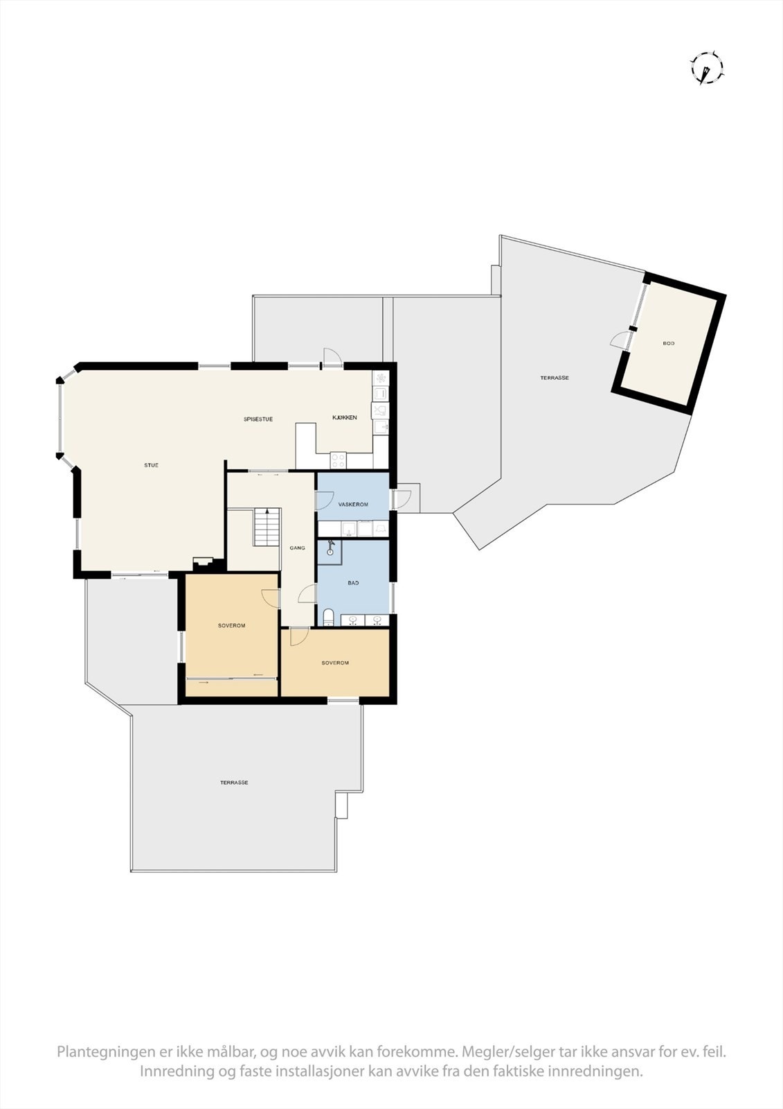 Første etasje samler de sosiale sonene med stue og kjøkken, i tillegg til to soverom, bad og vaskerom. Galleribilde