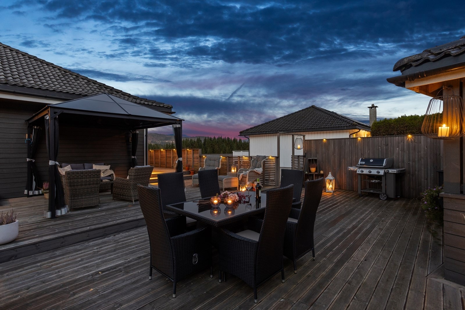 Uteplassene er pent rammet inn og gir en privat atmosfære. Galleribilde