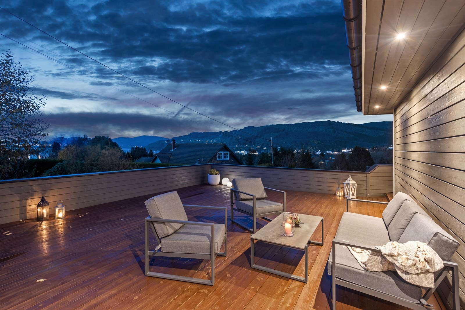 Her er det god plass til flere sittegrupper for sosiale sammenkomster. Galleribilde