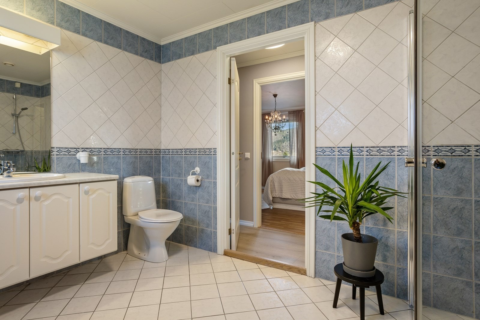 Badet har innfellbart dusjhjørne i glass og det er klargjort for installasjon av badekar. Galleribilde