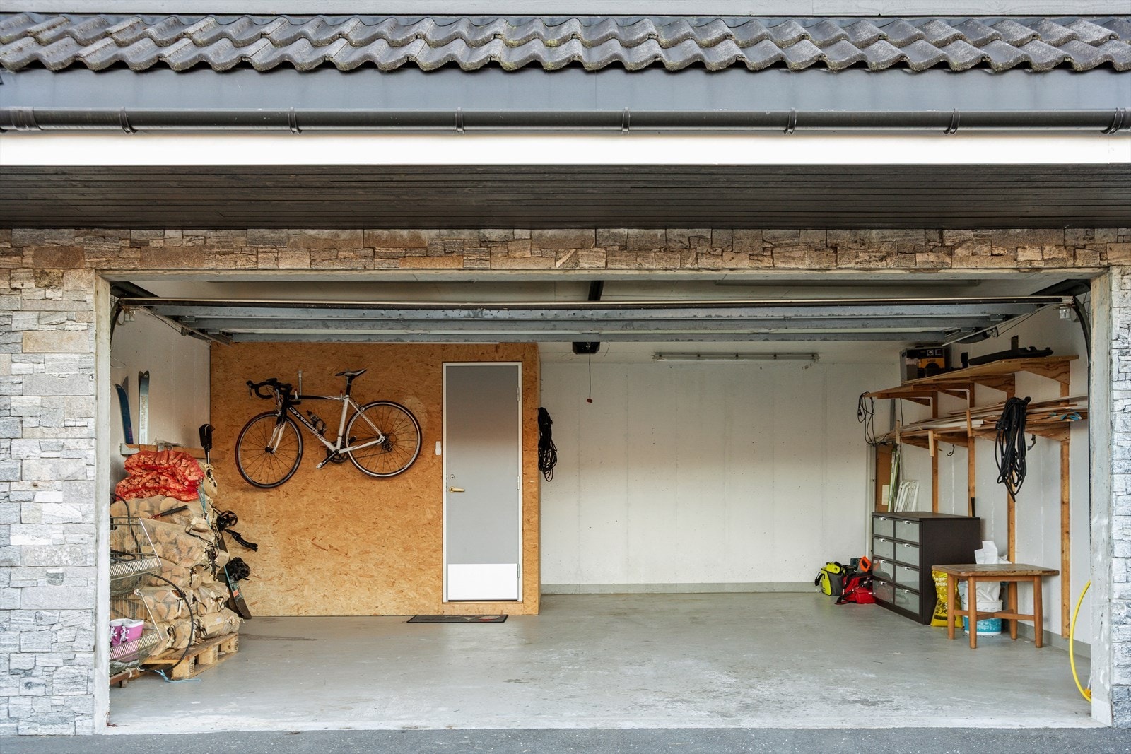 Integrert dobbelgarasje på 37 m² med elbillader og ny portmotor fra 2025. Galleribilde