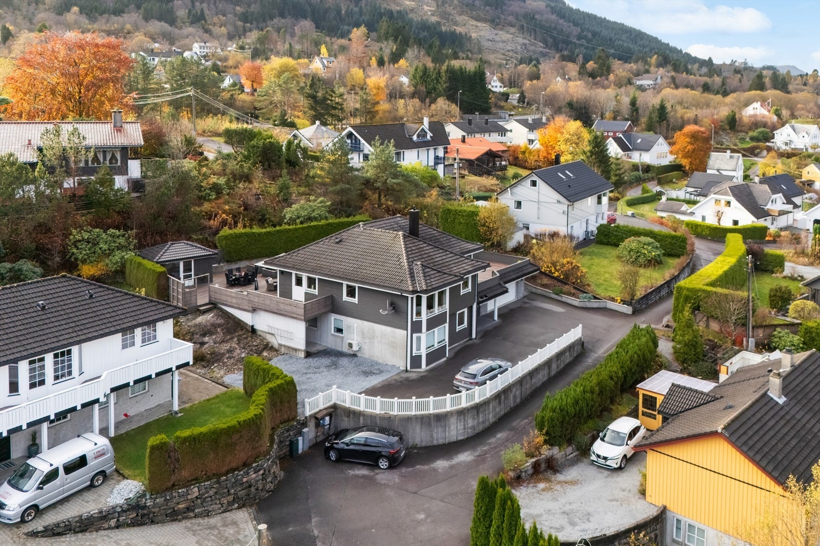 Eiendommen ligger i et lett skrånende terreng i et veletablert nabolag. Galleribilde