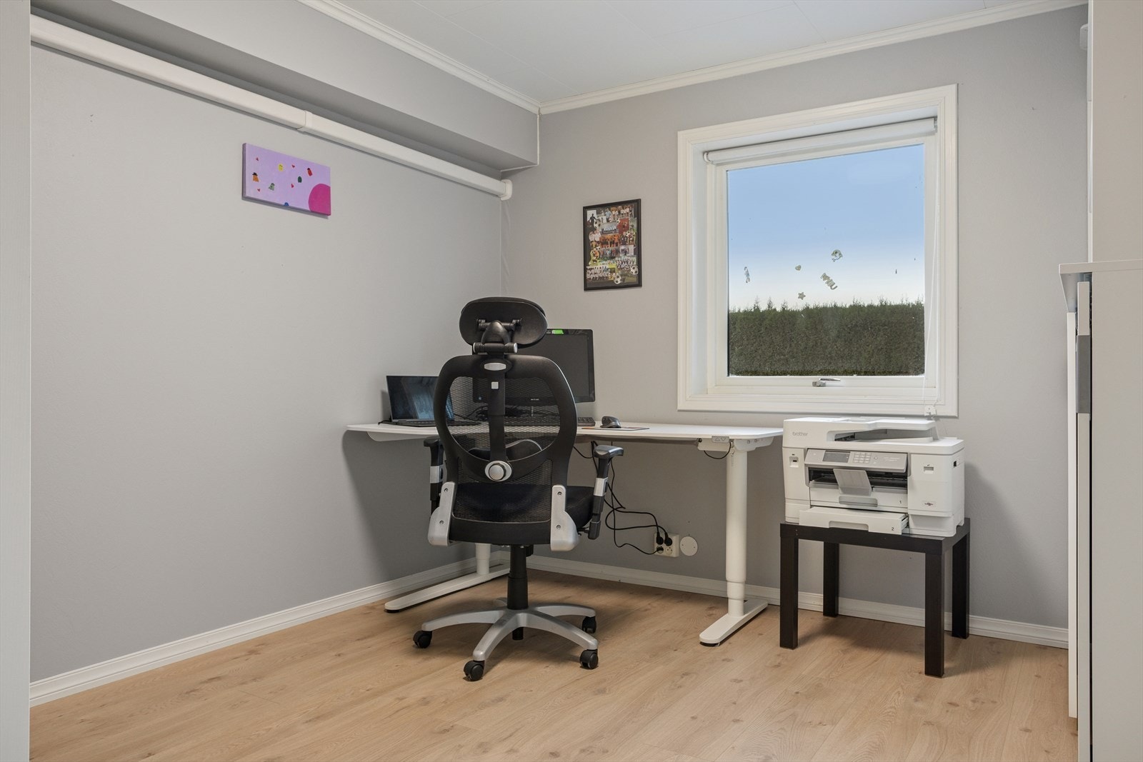 Ett av to godkjente soverom i etasjen, på ca. 9 m², passer utmerket som kontor. Galleribilde