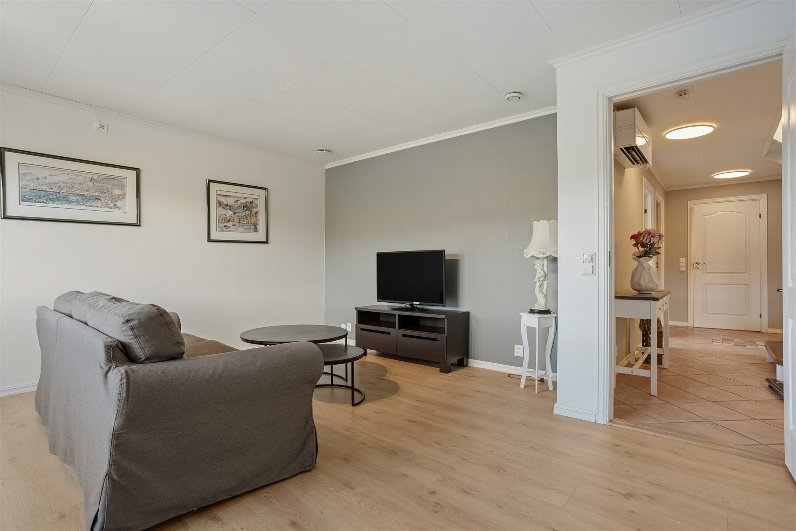 Rommet gir fleksibilitet for familiens ulike behov, med god plass til sofagruppe. Galleribilde