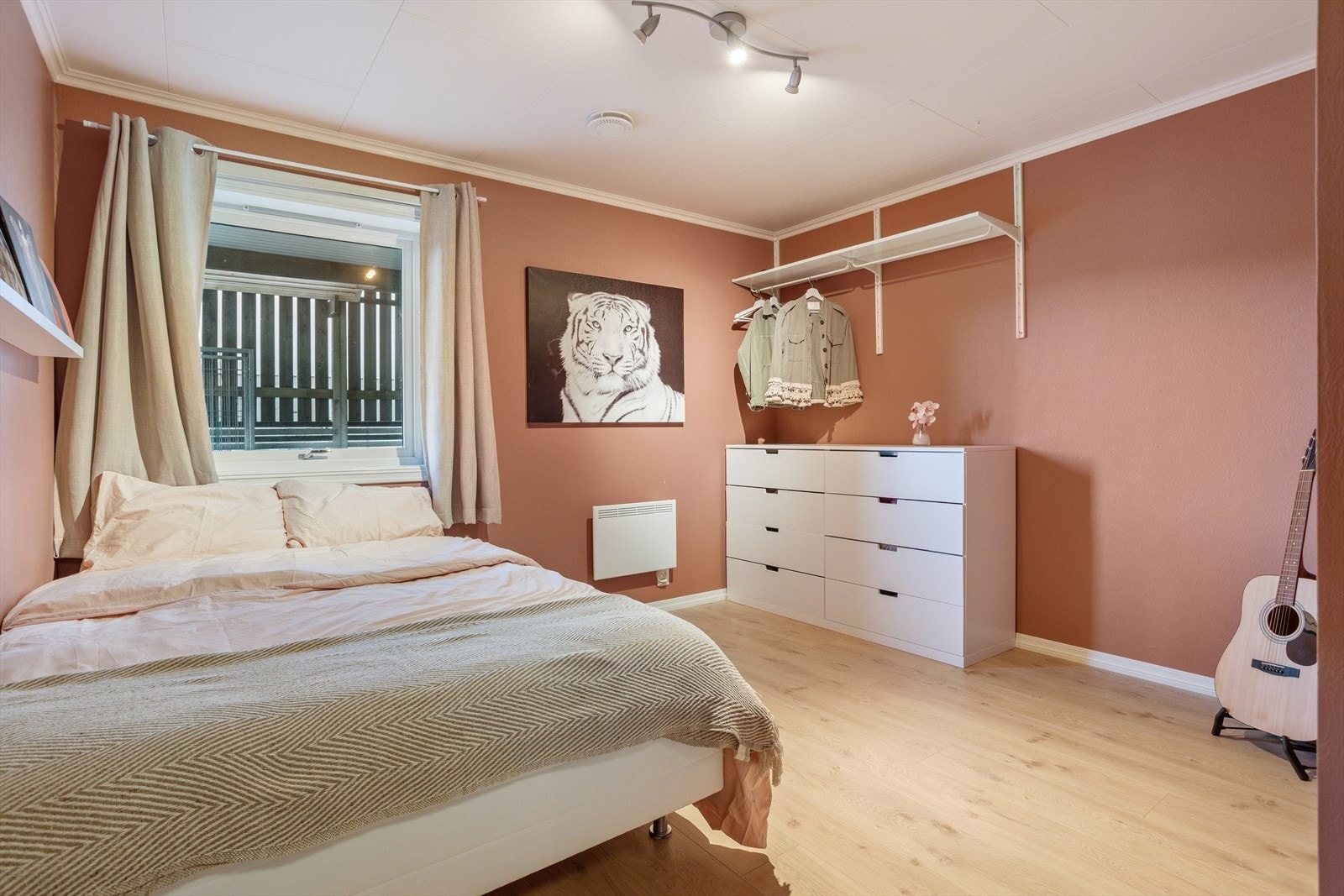 Dette soverommet på ca. 12 m² har god plass til seng og oppbevaring. Galleribilde