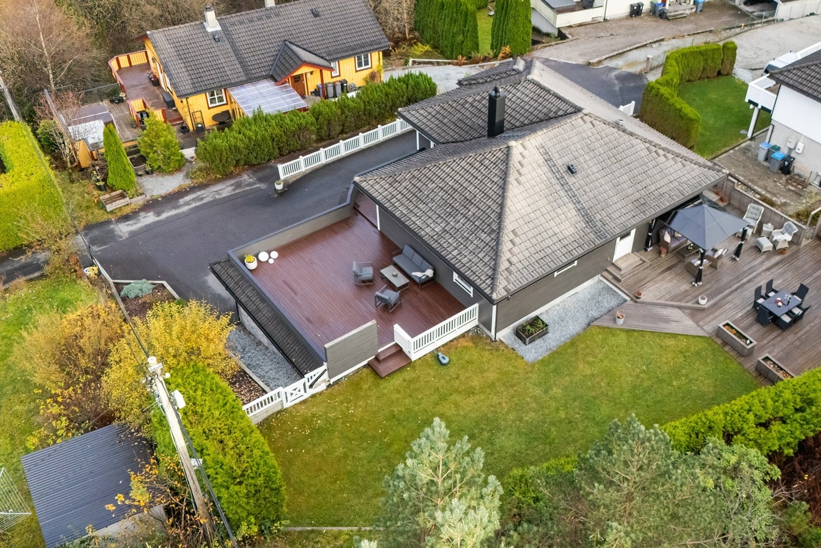 Eiendommen har en stor, opparbeidet hage og solrike uteplasser på til sammen ca. 155 m². Galleribilde