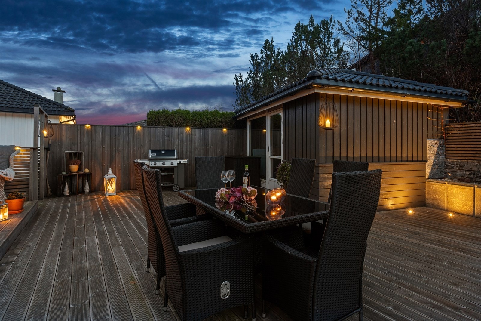 En del av uteplassen har en frittstående utebod på 12 m² for ekstra lagring. Galleribilde