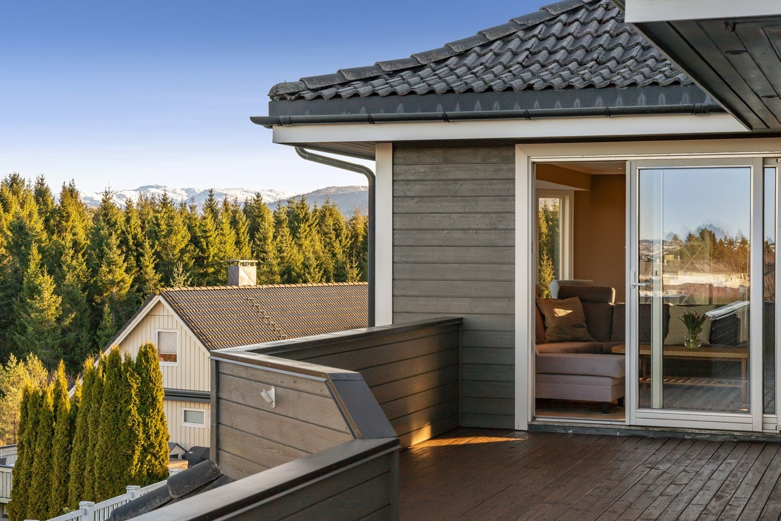 Skyvedøren fra stuen visker ut skillet mellom inne og ute. Galleribilde