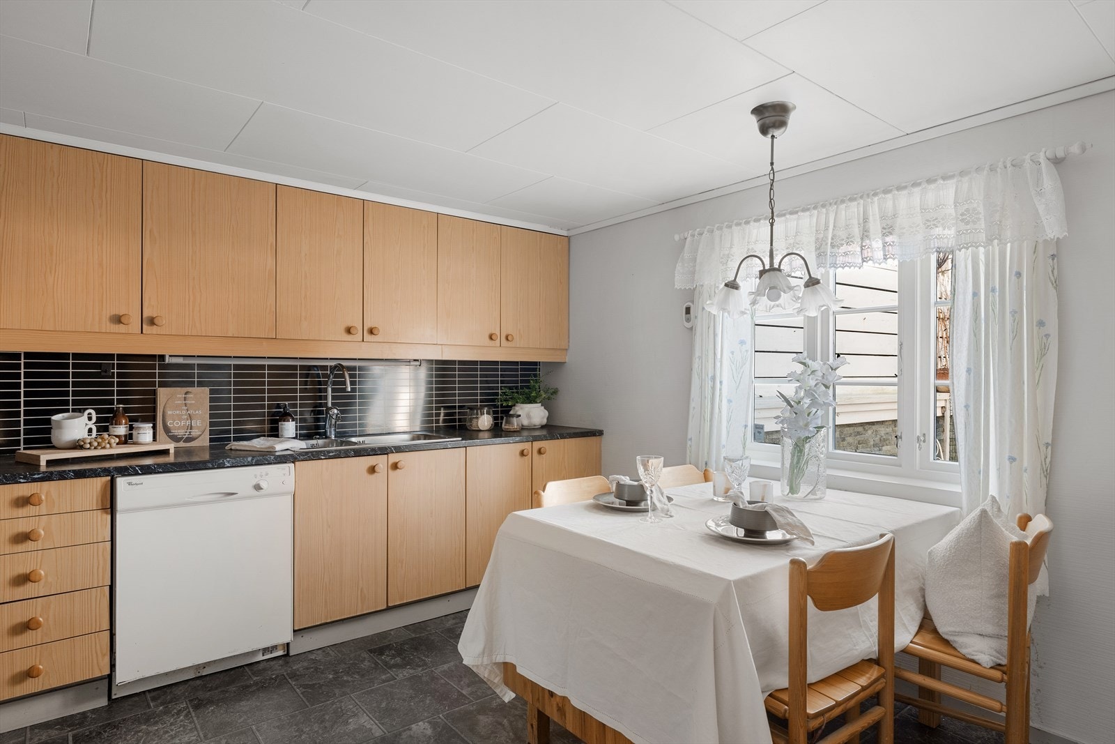 Det er plass for spisebord på kjøkkenet. Galleribilde