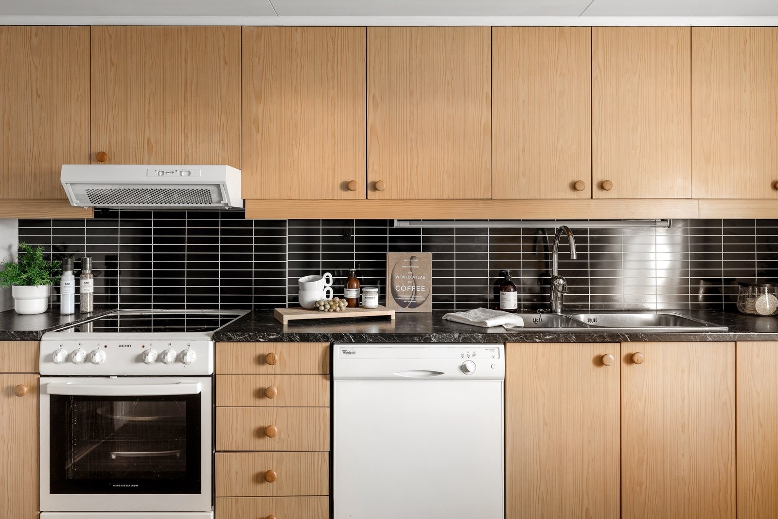 Kjøkkenet har god plass for lagring i skuffer og skap. Galleribilde