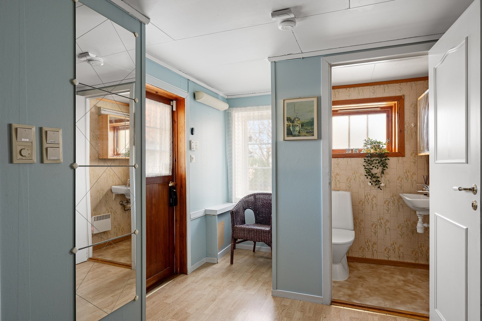 Det er tilgang til gjestetoalett fra gangen. Galleribilde