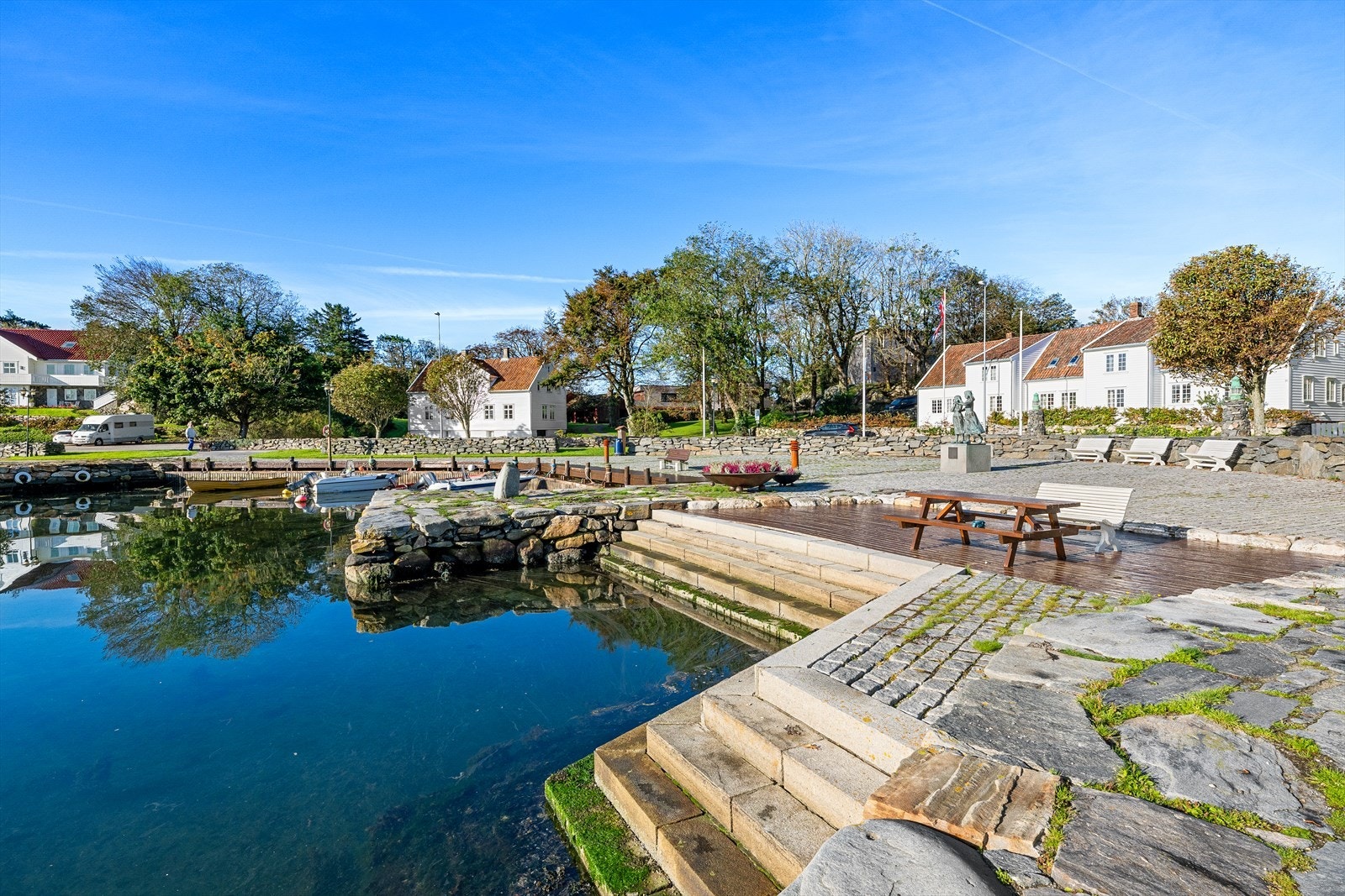 Det er flotte områder i havna ved Hummeren hotell hvor det er flere sittegrupper og opparbeidede kaianlegg. Galleribilde