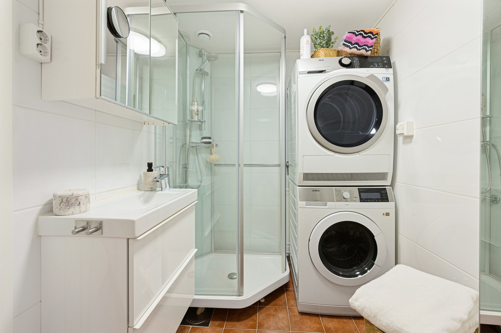 Pent, flislagt bad. Oppgradert i 2017. Bad har fått TG0/1 av takstmann. Galleribilde