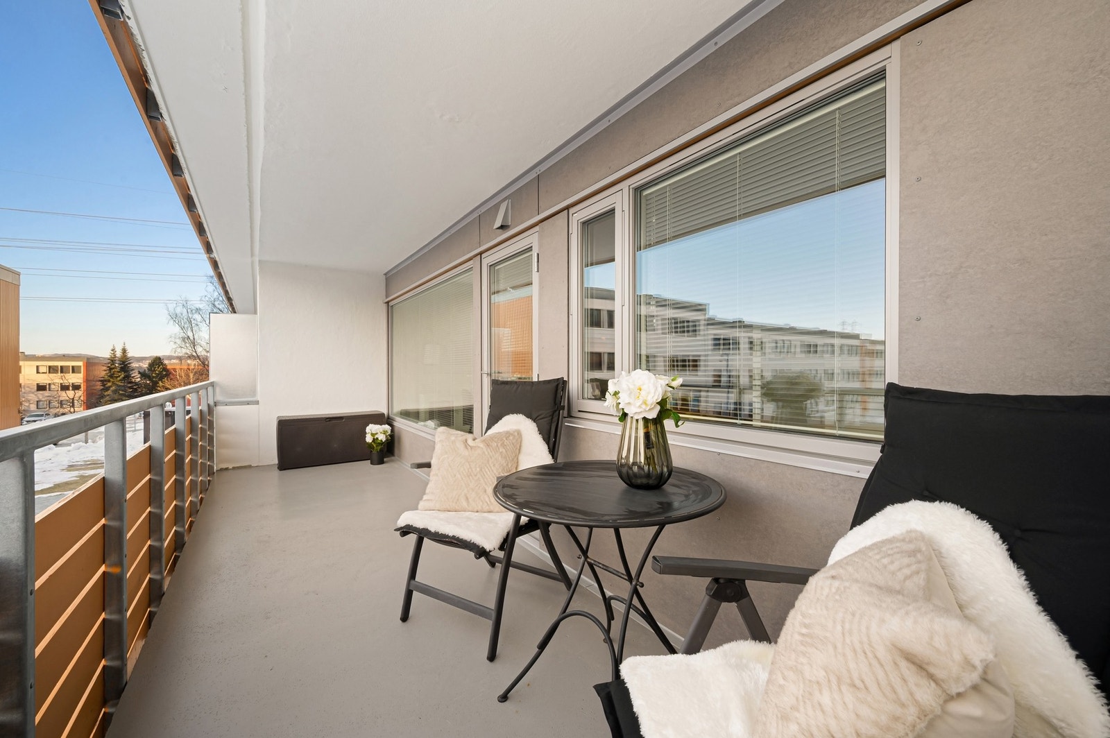 Vinduer og balkongdør består av 2/3-lags isolerglass og er datert 2003 og 2016. Galleribilde