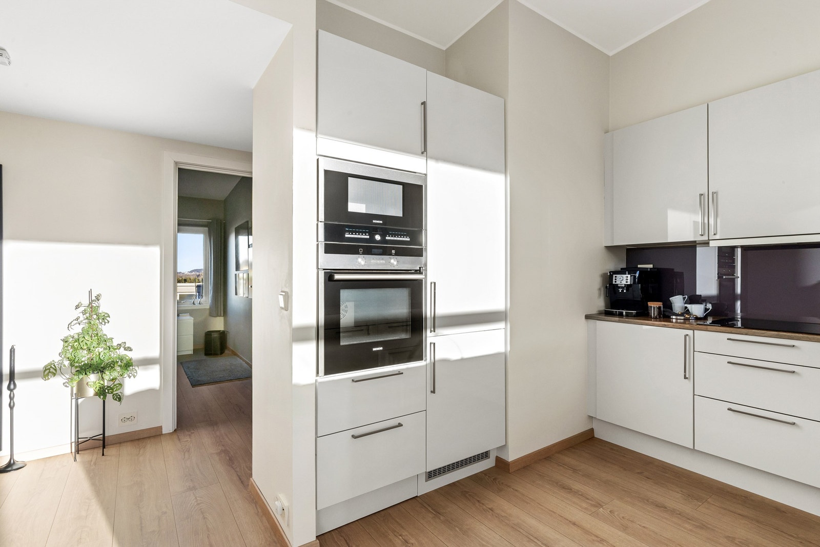 Kjøkkenet er delvis adskilt, men har likevel en åpen forbindelse til stuen. Galleribilde