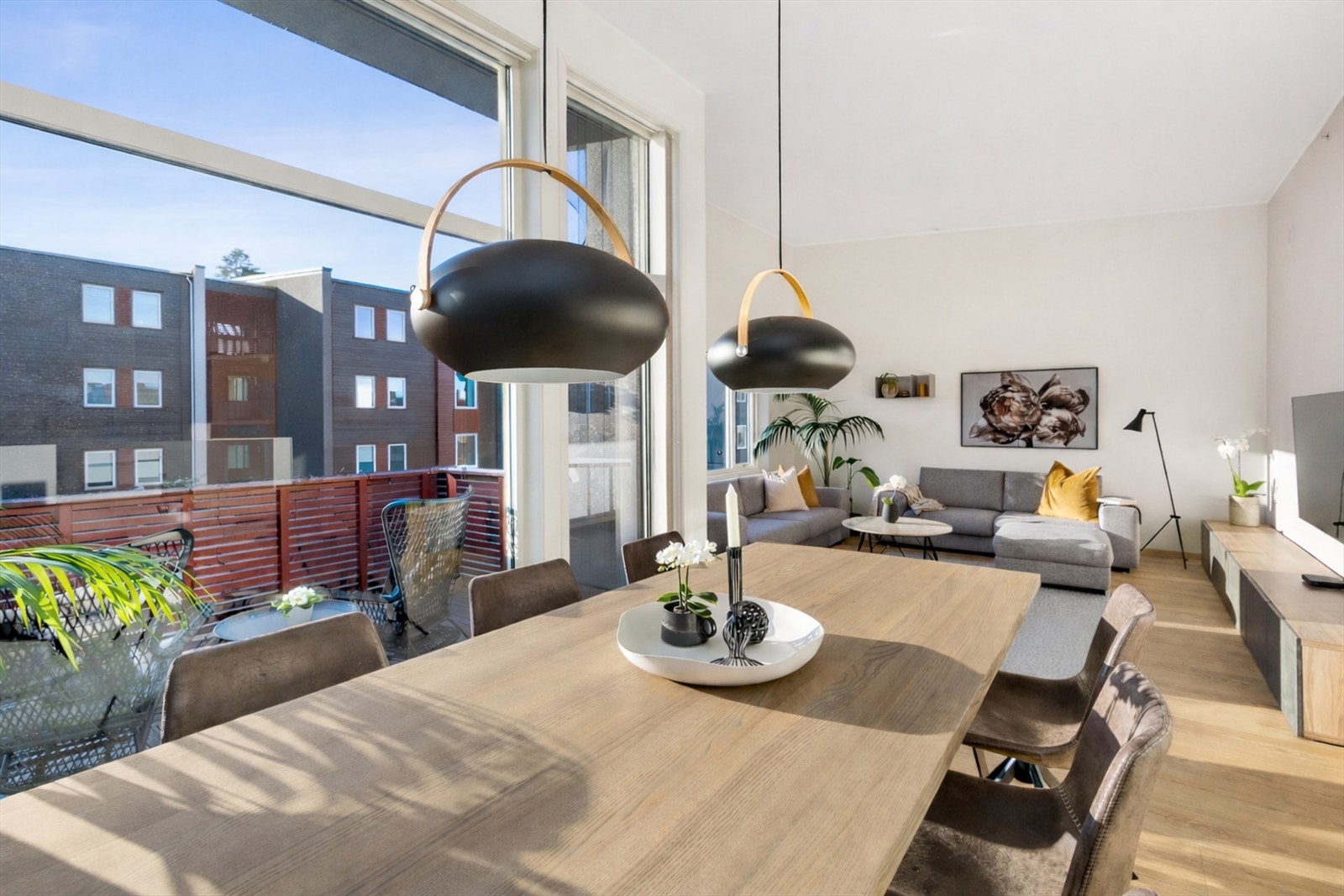 Store glassflater fra gulv til tak gir en sømløs overgang til balkongen. Galleribilde