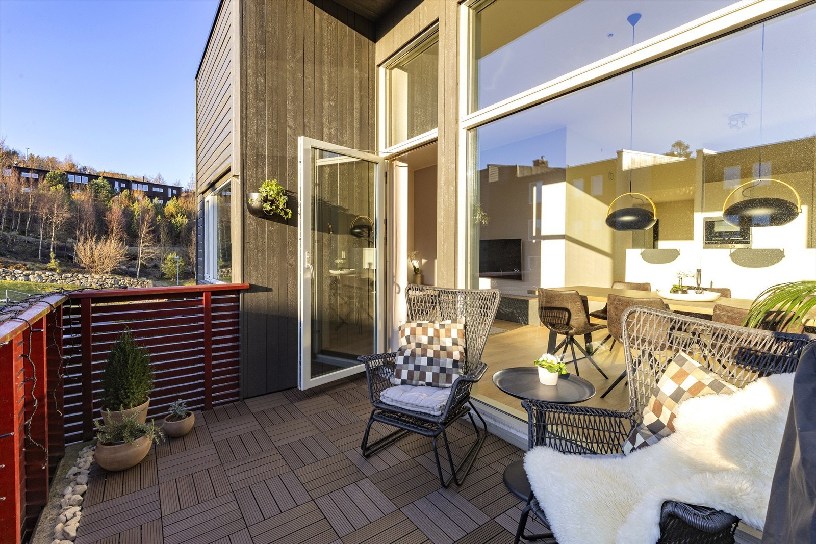 Romslig og usjenert balkong. Galleribilde