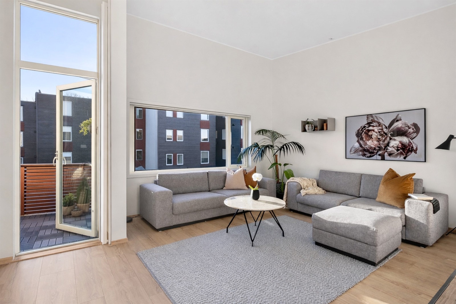 Fra stuen har man utgangen til balkongen. Galleribilde