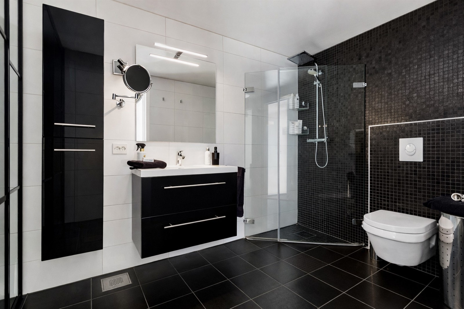 Badet er romslig med vegghengt toalett og en stor dusjnisje. Galleribilde