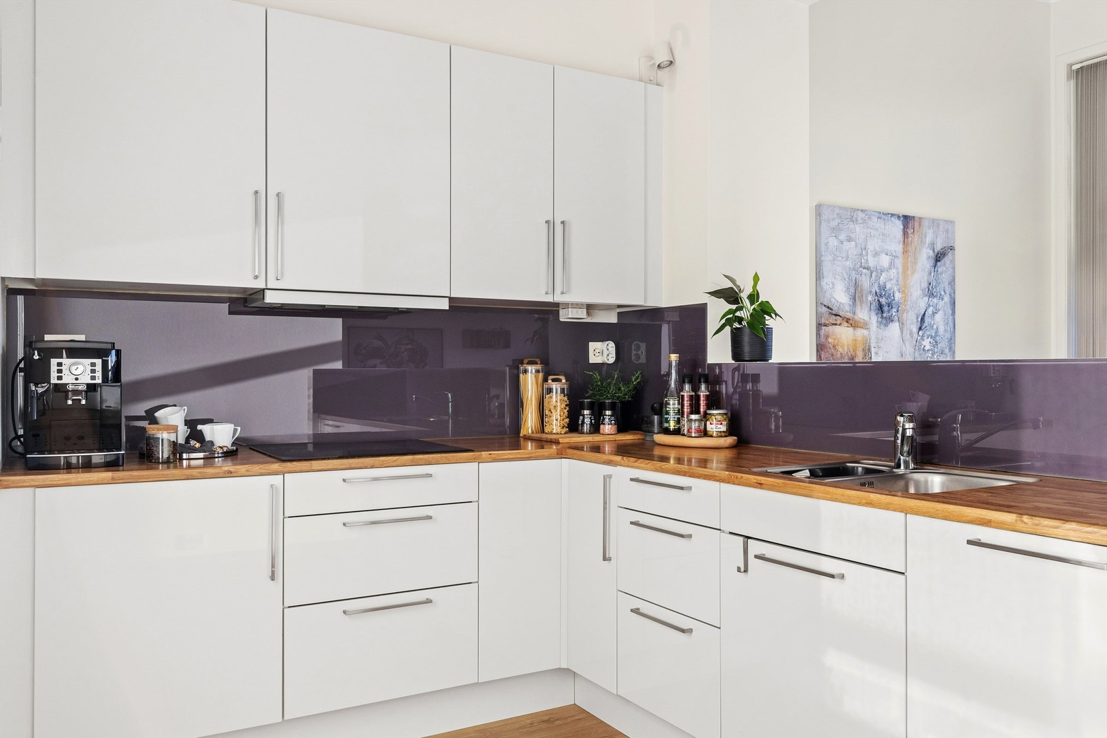 Benkeplate i heltre gir en varm kontrast til de hvite frontene. Galleribilde