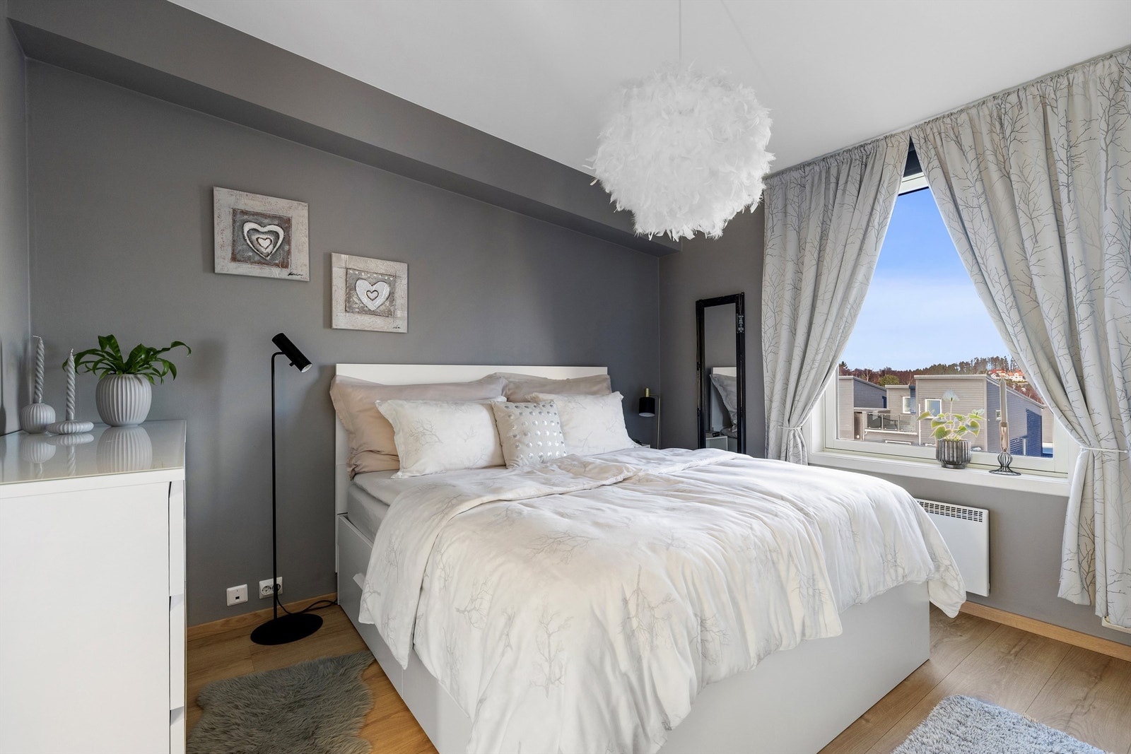 Hovedsoverommet er romslig med god plass til dobbeltseng og garderobe. Galleribilde