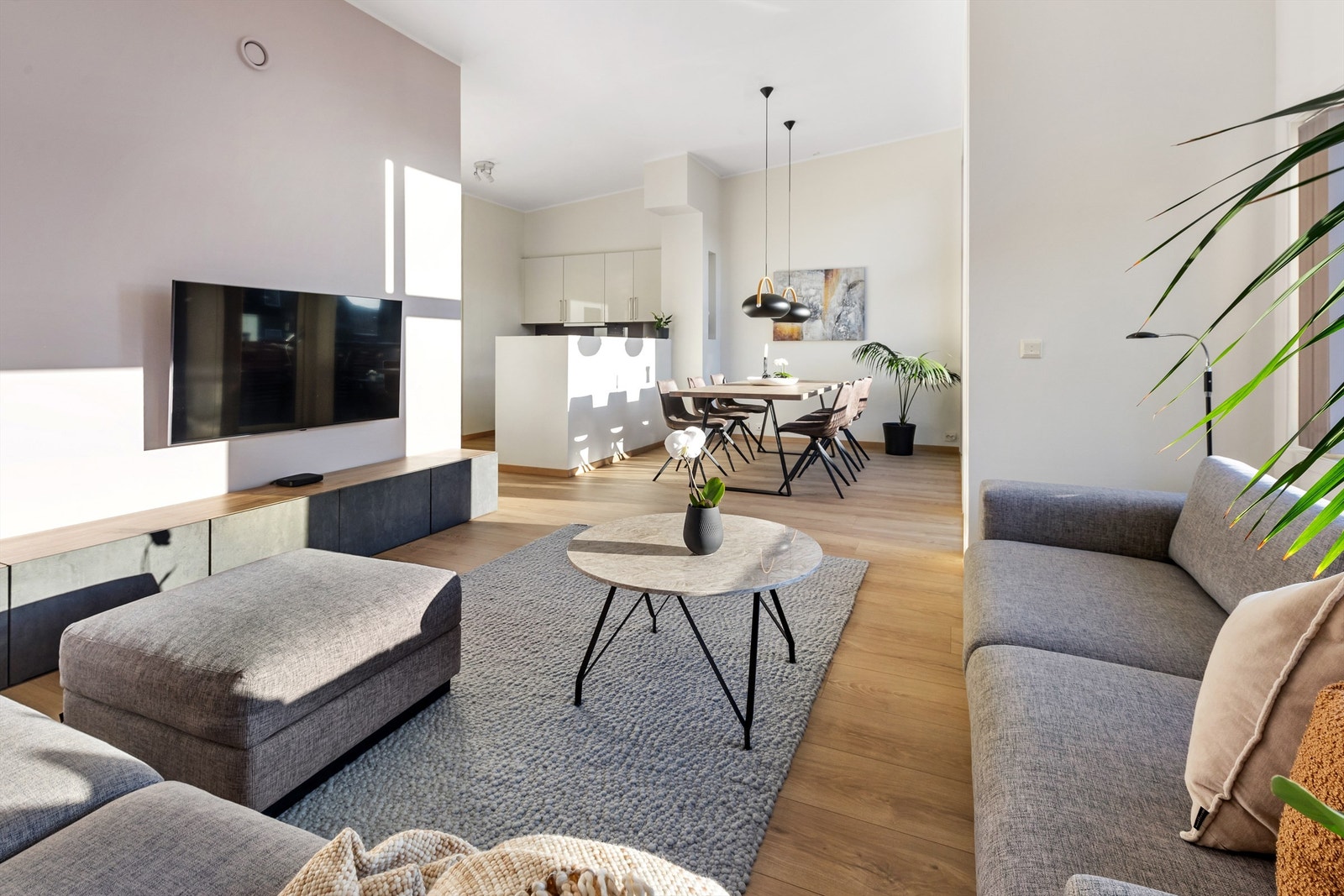 Stuen og spisestuen utgjør et stort allrom. Store vindusflater slipper inn rikelig med naturlig dagslys. Galleribilde