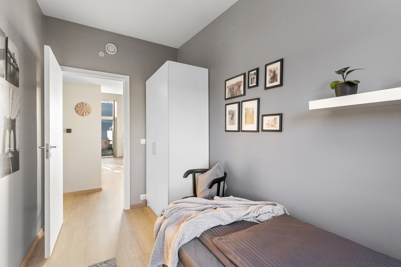 Det er plass til både seng og garderobeskap. Galleribilde