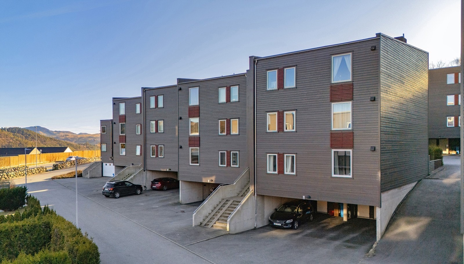 Boligområdet består av moderne leilighetsbygg med felles utearealer. Galleribilde