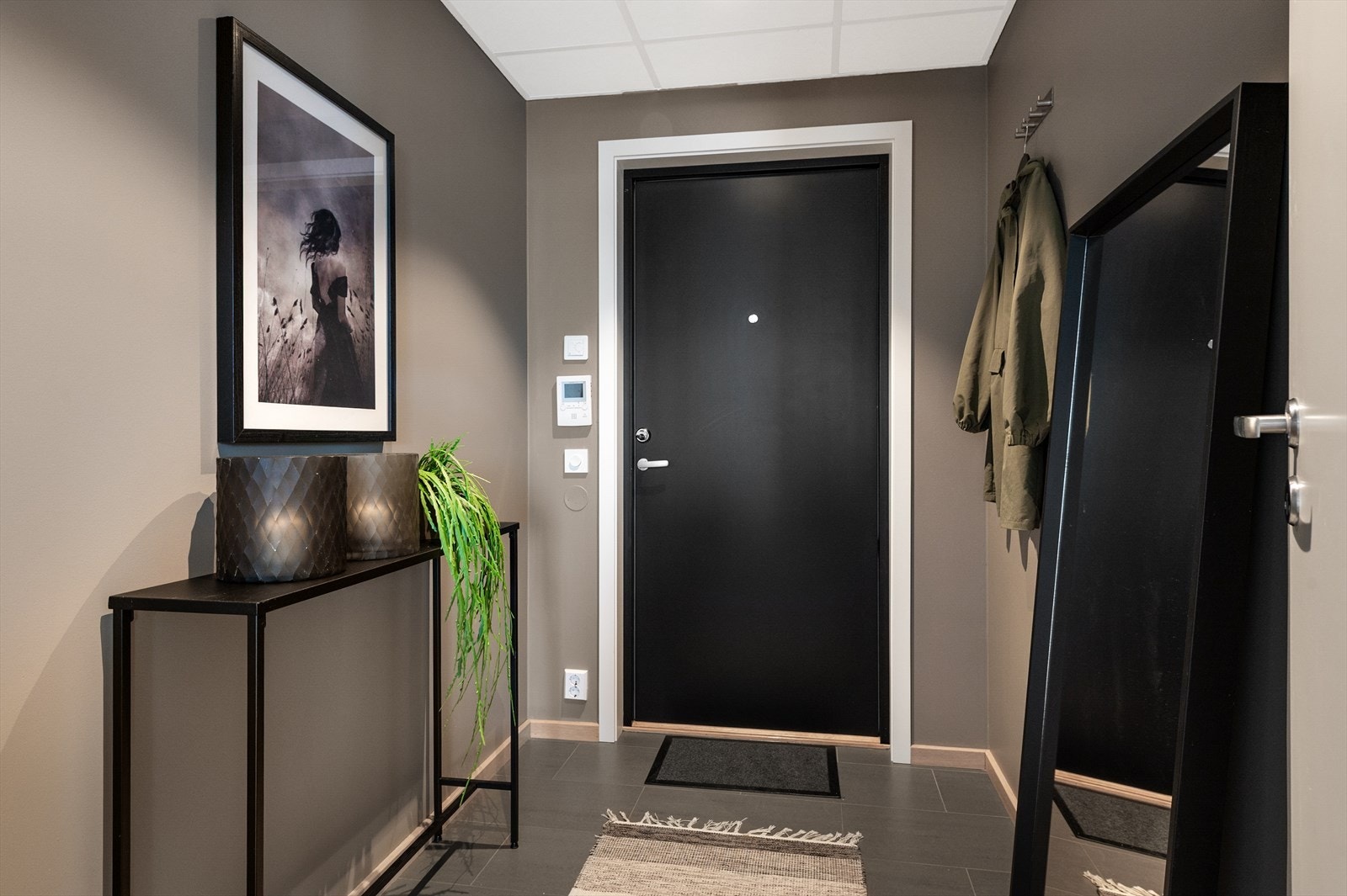 Velkommen inn! Romslig entre med flislagt gulv. Galleribilde