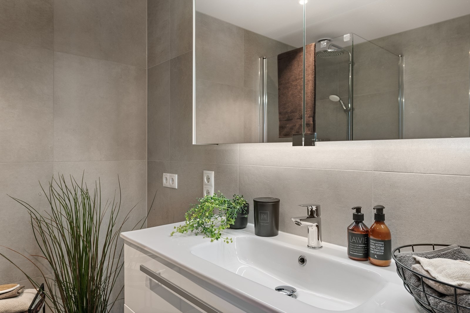 Delikat baderom med gulvvarme. Galleribilde