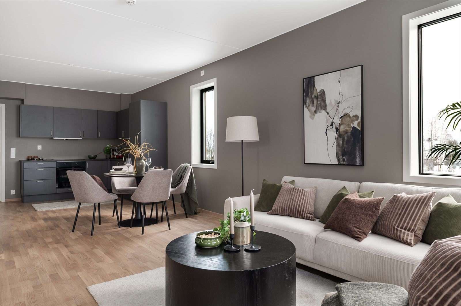 Leiligheten har en romslig stue som fint gir plass til både spisebord og sofastue Galleribilde