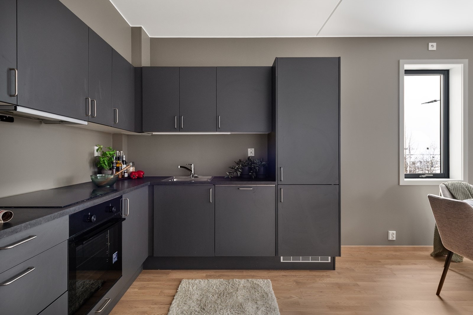 Kjøkkenet er velutstyrt med integrerte hvitevarer! Her kan du flytte rett inn. Galleribilde