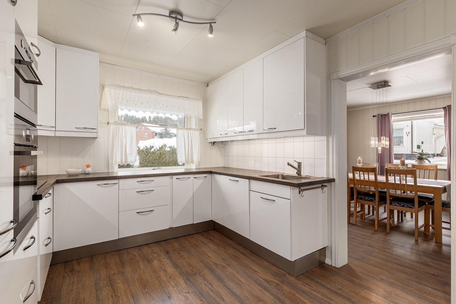 Pent kjøkken med fronter i høyglanset utførelse Galleribilde