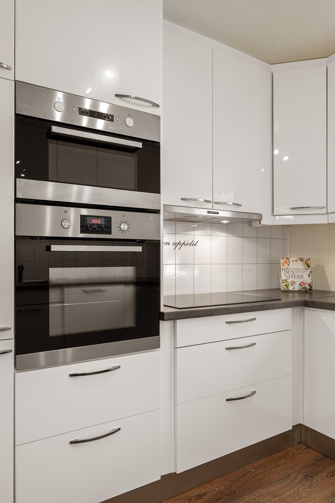 Plater på vegg og benkeplate i laminat Galleribilde